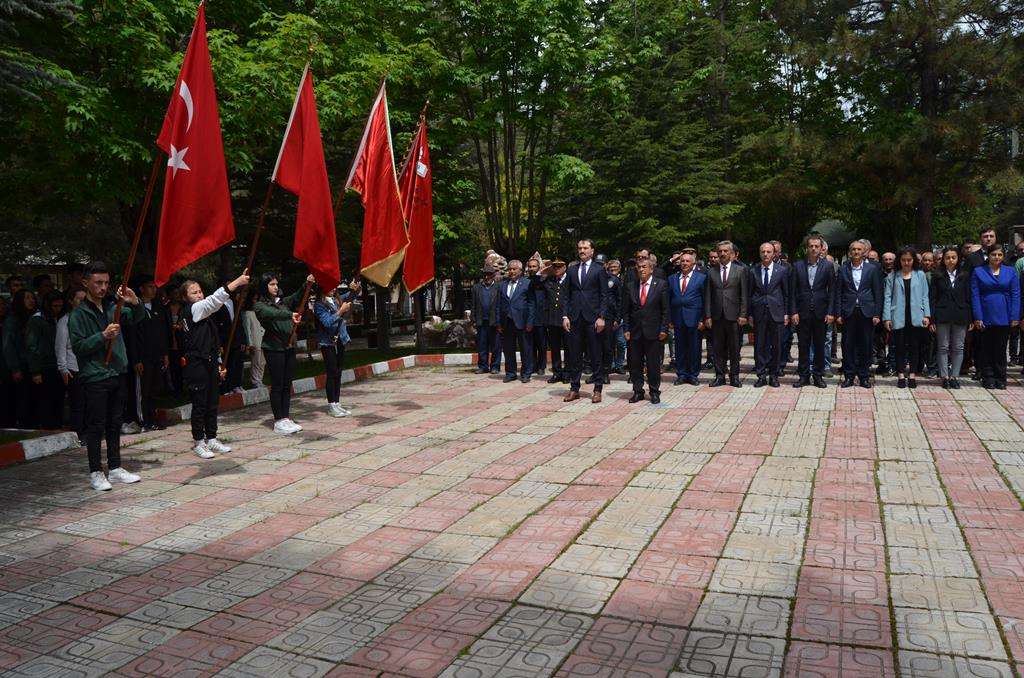 19 Mayıs Atatürk’ü Anma Gençlik ve Spor Bayramı Çelenk Koyma Töreni Yapıldı